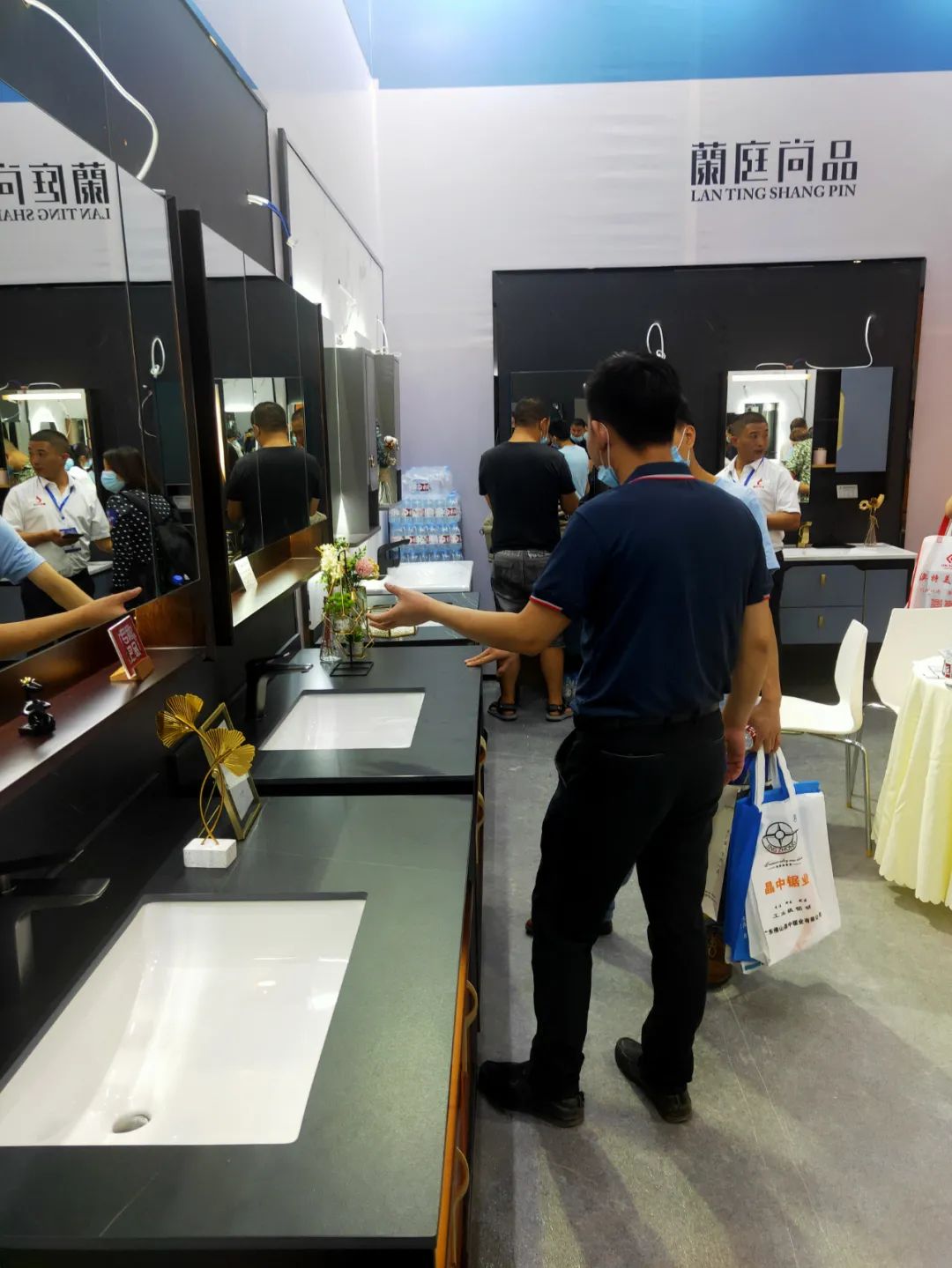 高定風(fēng)口下,巖板是否會成為瓷磚行業(yè)進(jìn)軍定制家居產(chǎn)業(yè)的“殺手锏”?(圖5) 高定風(fēng)口下,巖板是否會成為瓷磚行業(yè)進(jìn)軍定制家居產(chǎn)業(yè)的“殺手锏”?(圖5)